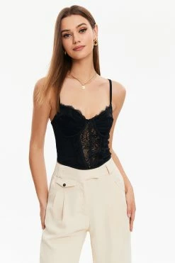 Solado Lace Splicing Curved Hem Cami Crop Top 22 Solado Lace Splicing Curved Hem Cami Crop Top -SOLADO Shop 285510202203101532576229a9a9d5922 1800x1800
