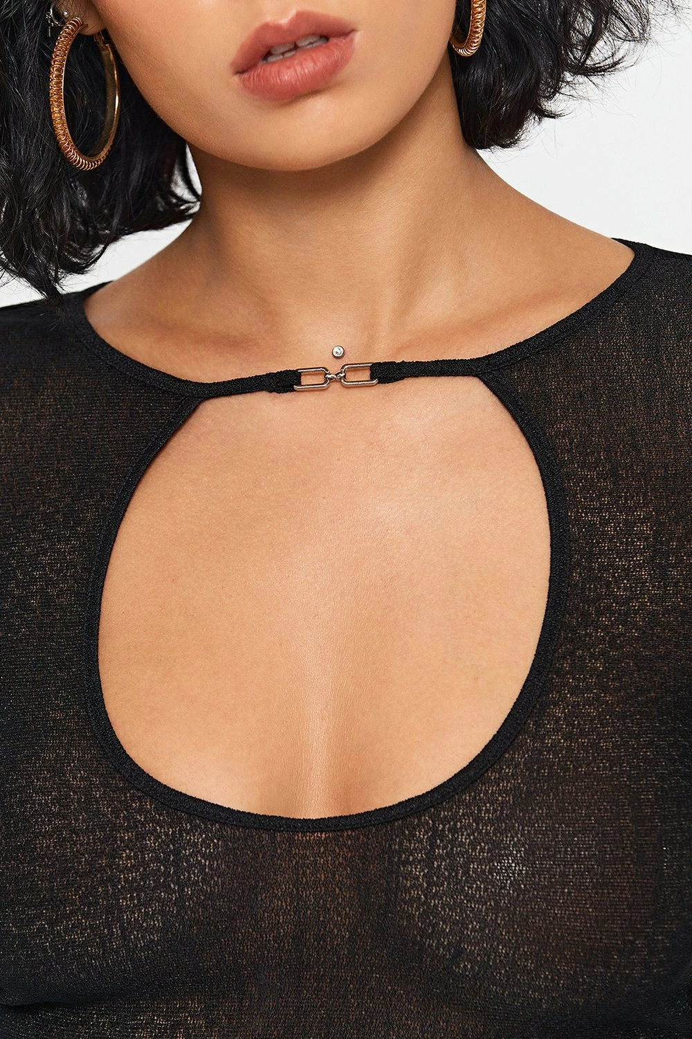 SOLADO Plunging Neck Buckled Detail Long Sleeve Crop Top 7 SOLADO Plunging Neck Buckled Detail Long Sleeve Crop Top - Image 5