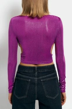 SOLADO Sheen Twist Front Cut Out Long Sleeve Top 15 SOLADO Sheen Twist Front Cut Out Long Sleeve Top -SOLADO Shop jpeg 3798c9f6 2c1d 418c b0bd ce3fd19e7ad3 1800x1800
