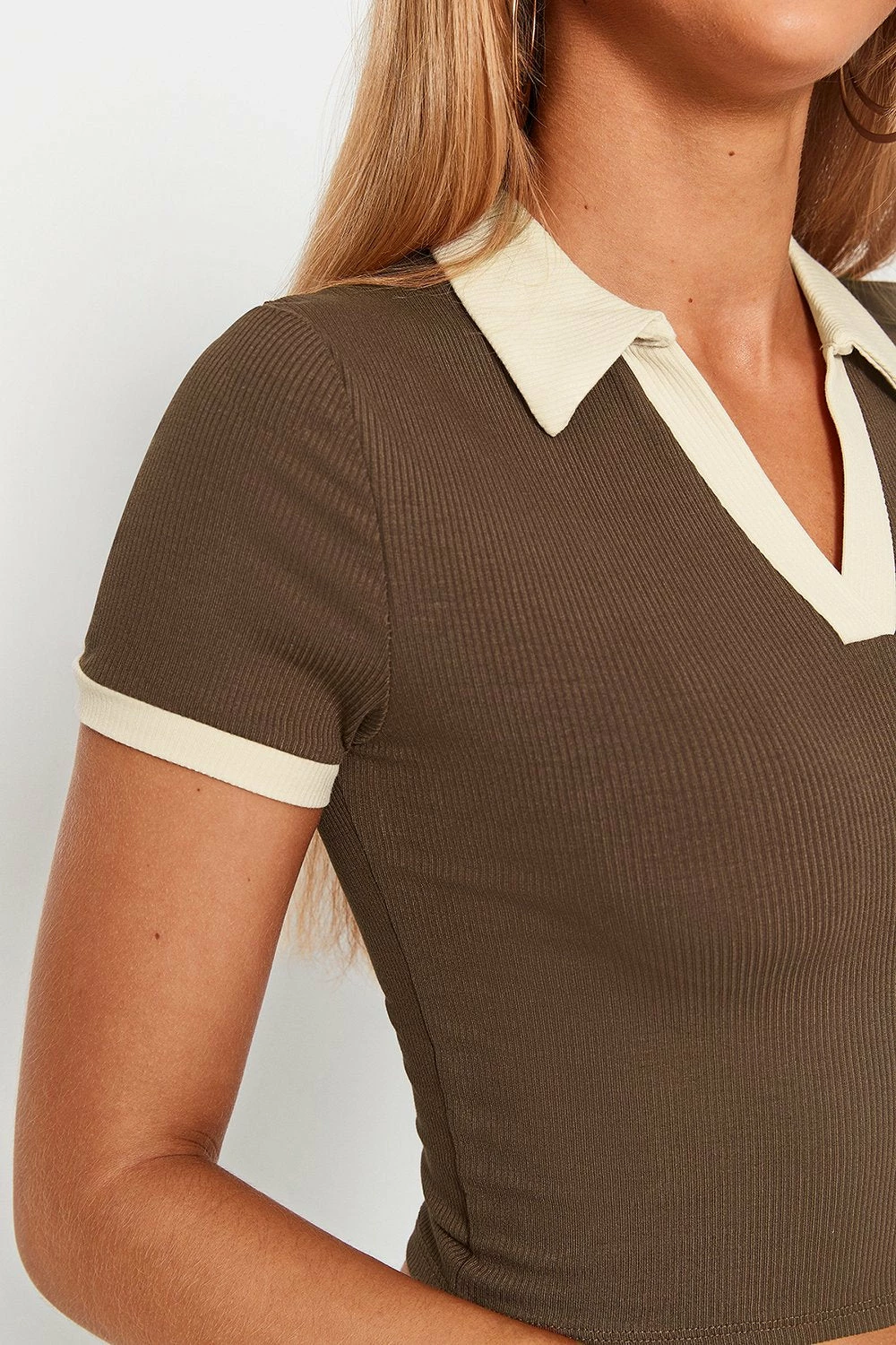 Solado Lapel Neck Colorblock Trim Short Sleeve Crop Top 12 Solado Lapel Neck Colorblock Trim Short Sleeve Crop Top - Image 10