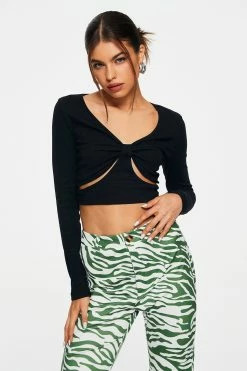 Solado Cut Out Twist Front Long Sleeve Crop Top