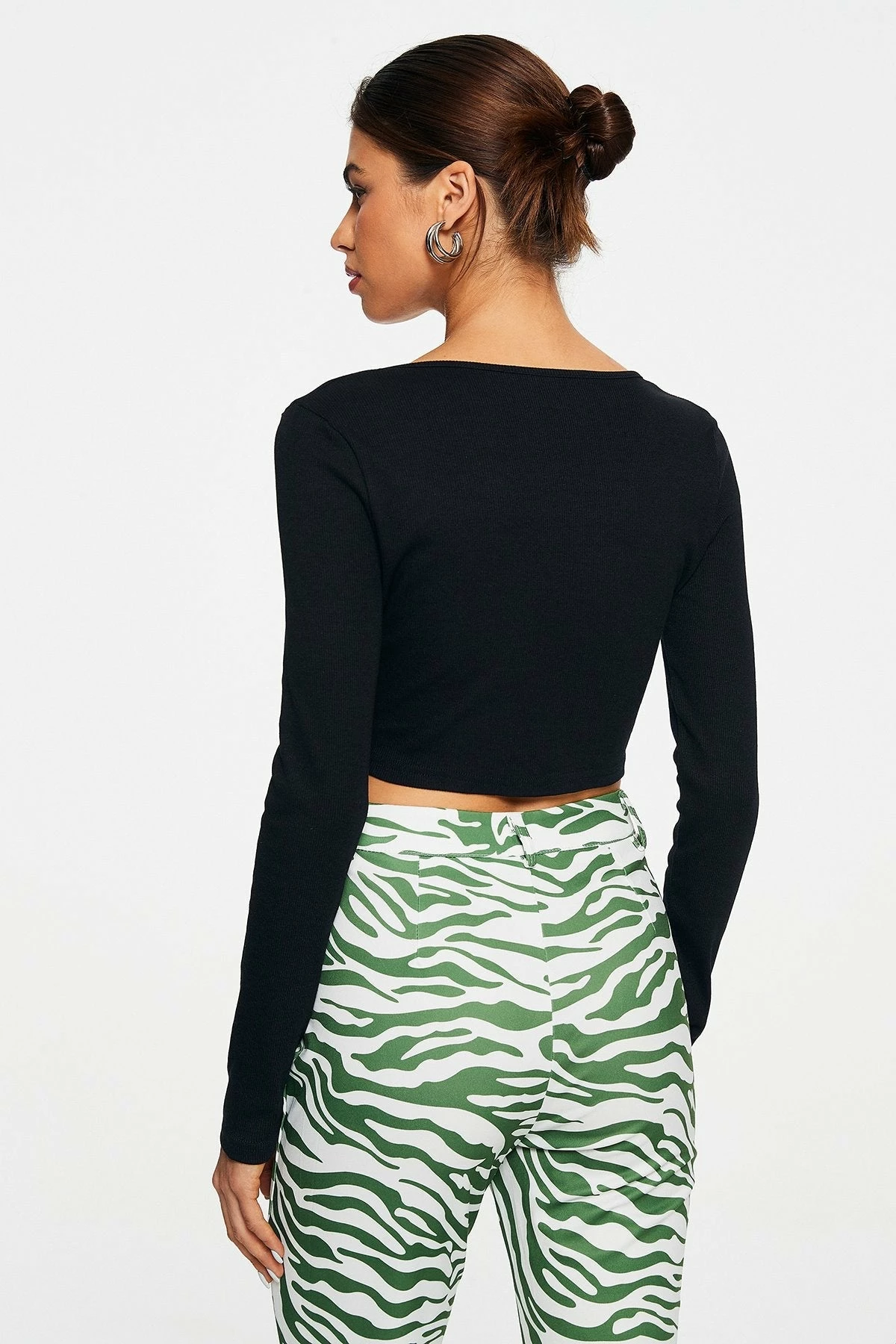 Solado Cut Out Twist Front Long Sleeve Crop Top 5 Solado Cut Out Twist Front Long Sleeve Crop Top - Image 3