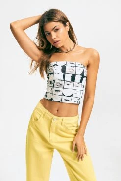 Solado Facial Features Print Tube Backless Crop Top 12 Solado Facial Features Print Tube Backless Crop Top -SOLADO Shop jpeg 58799239 28ce 43ce 9b95 8add70087035 1800x1800