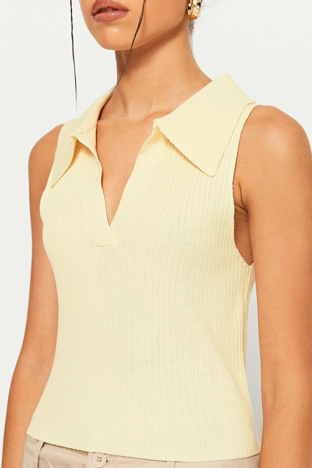 Solado Lapel Neck Knitted Sleeveless Tank Top 7 Solado Lapel Neck Knitted Sleeveless Tank Top - Image 5