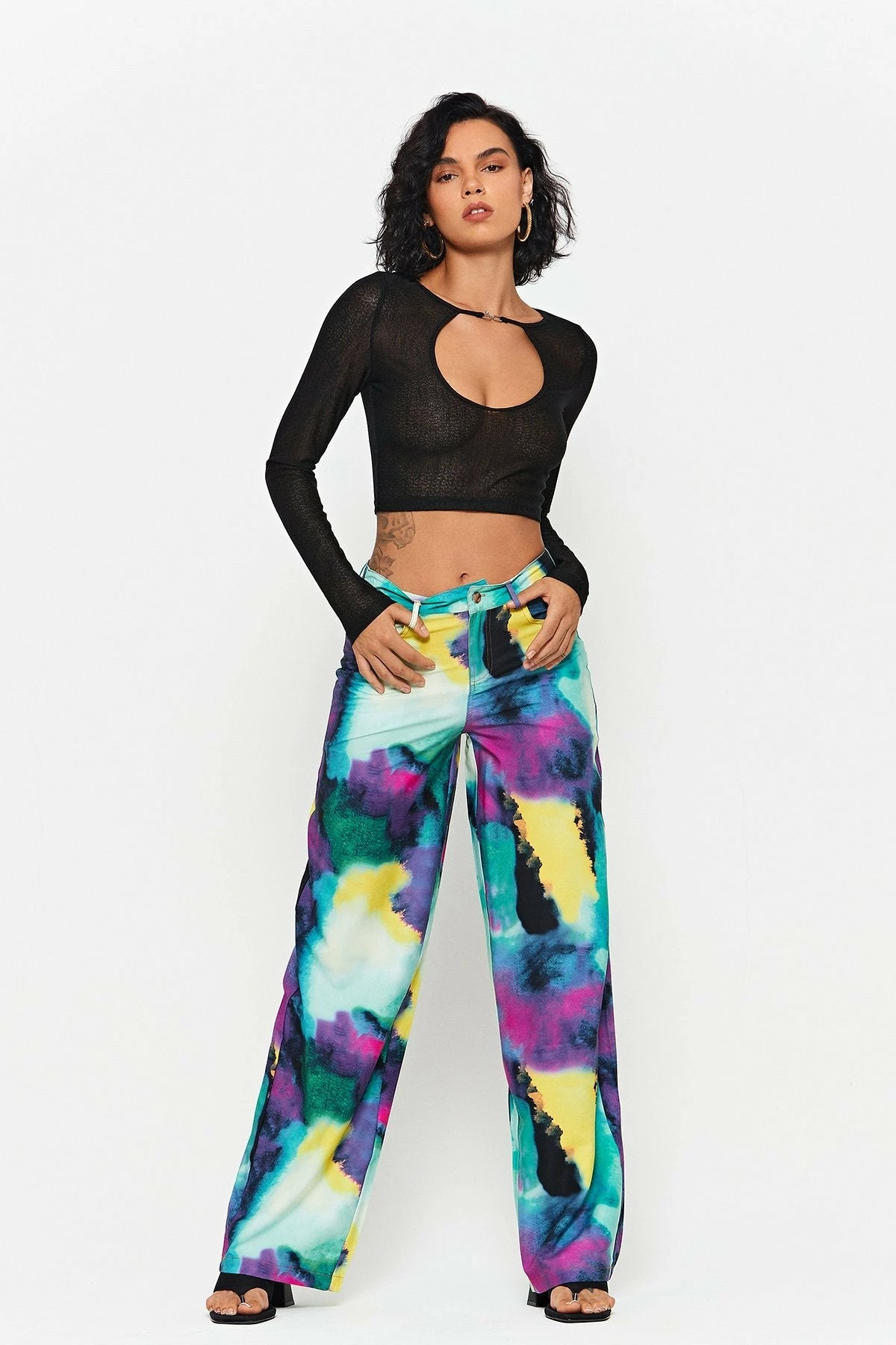 SOLADO Plunging Neck Buckled Detail Long Sleeve Crop Top 5 SOLADO Plunging Neck Buckled Detail Long Sleeve Crop Top - Image 3