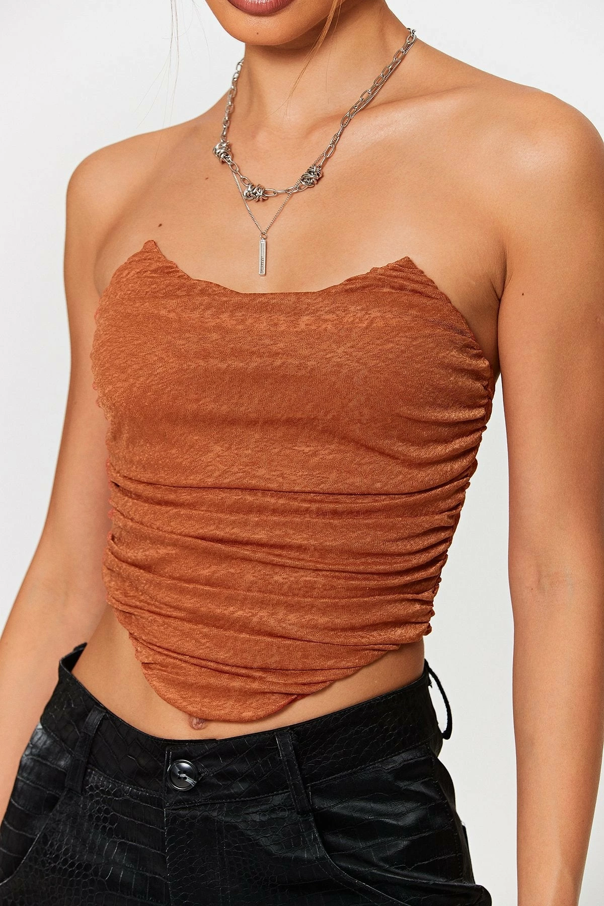 SOLADO Curved Hem Ruched Zipper Back Tube Crop Top 7 SOLADO Curved Hem Ruched Zipper Back Tube Crop Top - Image 5