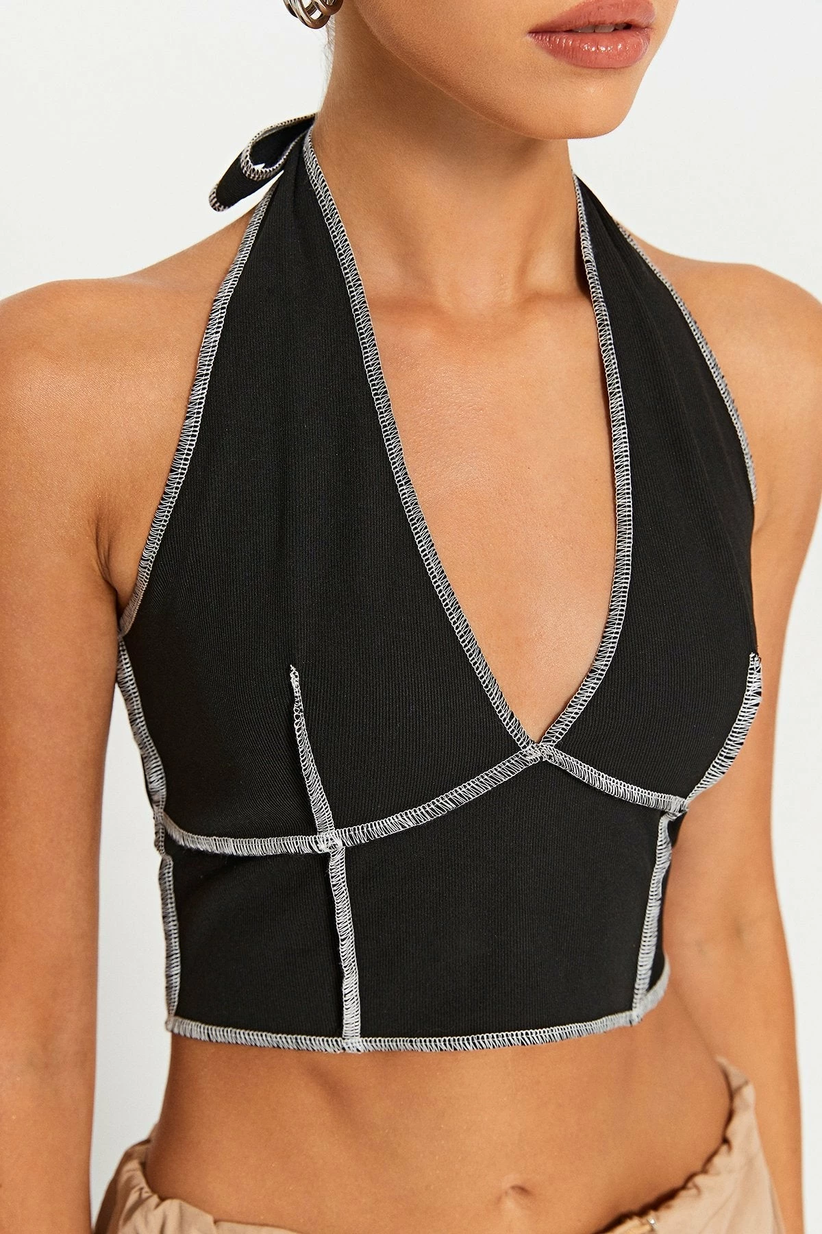 SOLADO Plunging Neck Top-stitching Backless Crop Top 6 SOLADO Plunging Neck Top-stitching Backless Crop Top - Image 4