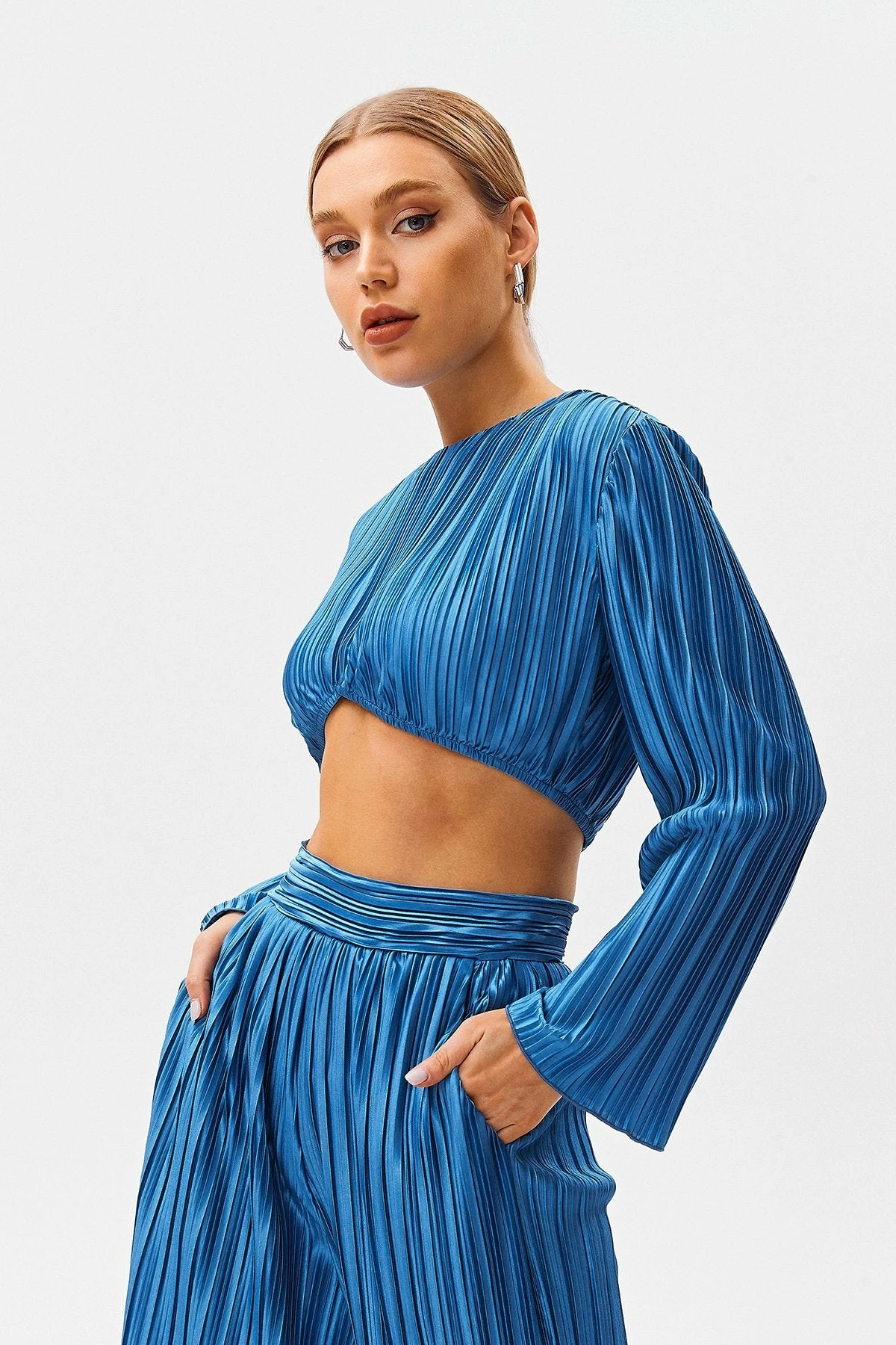 SOLADO Flared Sleeve Asymmetrical Hem Pleat Crop Top 5 SOLADO Flared Sleeve Asymmetrical Hem Pleat Crop Top - Image 3
