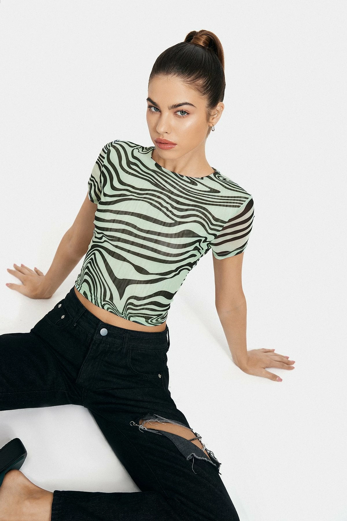 Solado Swirl Print Round Neck Colorblock Crop Top 5 Solado Swirl Print Round Neck Colorblock Crop Top - Image 3