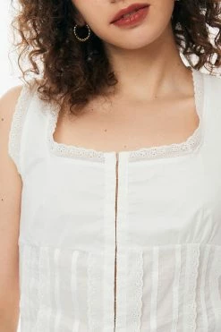Solado Lace Trim Hook And Eye Crop Top 11 Solado Lace Trim Hook And Eye Crop Top -SOLADO Shop jpeg b8ce50f4 0310 4cf5 a813 4661f6cae8cb 1800x1800