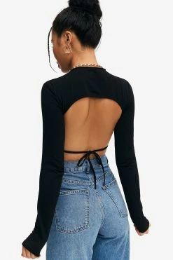 Solado Solid Tie Backless Curved Hem Crop Top