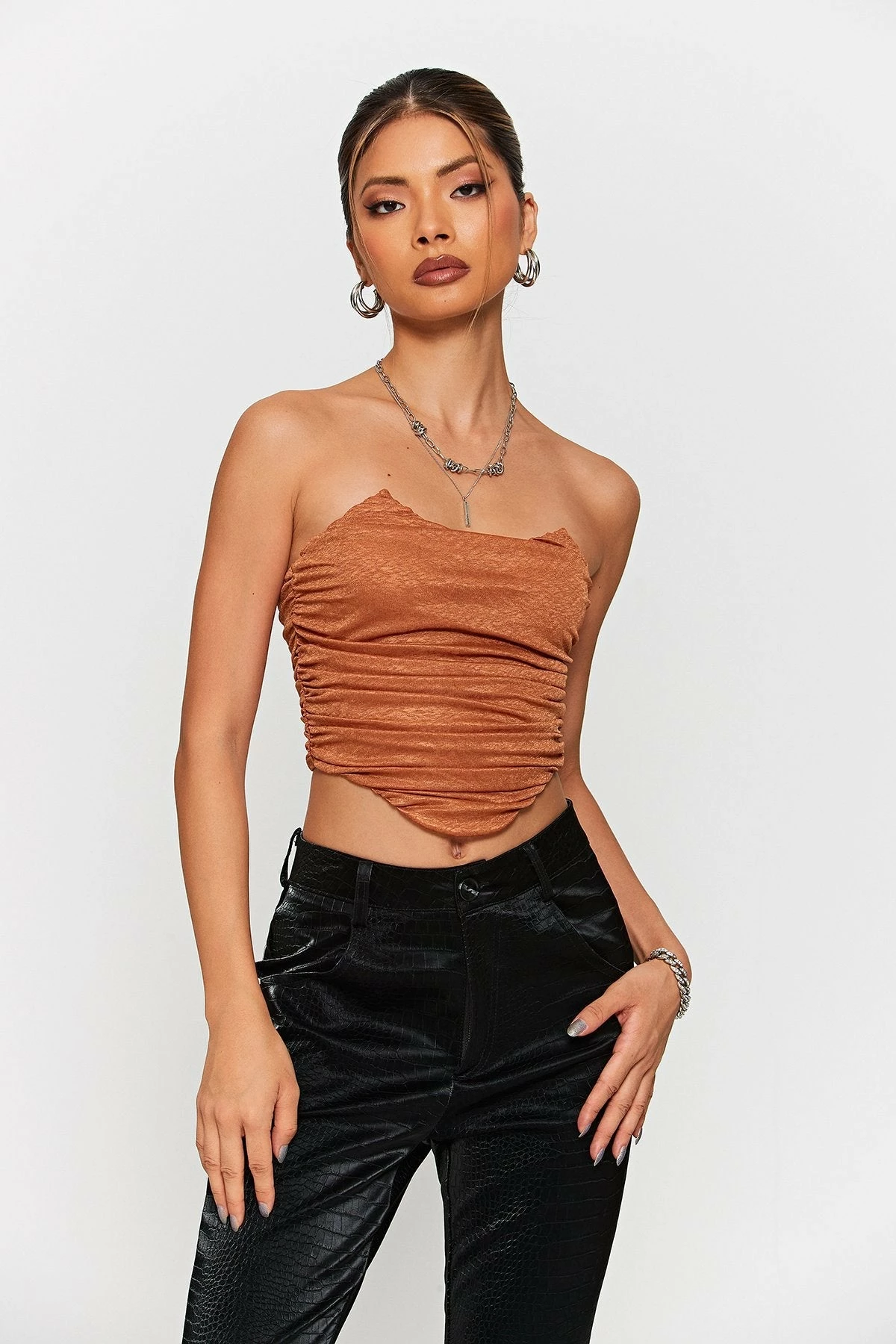 SOLADO Curved Hem Ruched Zipper Back Tube Crop Top 4 SOLADO Curved Hem Ruched Zipper Back Tube Crop Top - Image 2